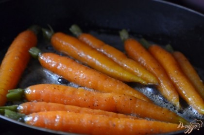 Уложить сначала морковь. Подержать на тихом огне  5 минут, переворачивая. Немного посолить и посыпать черным перцем. У меня копченый перец. Очень ароматно.. Затем морковь переложить на тарелочку.