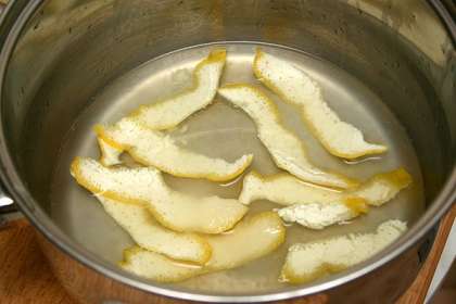 Снимаем цедру с лимона тонкими полосками. 