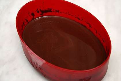 Растапливаем, постоянно помешивая, темный шоколад (60% какао) в сливках. Это можно делать на паровой бане или медленном огне.