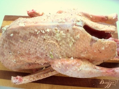 Обработанную тушку утки хорошо натереть внутри и с наружи солью, перцем и измельченным чесноком. Положить в закрытый контейнер в холодильник для маринования на 1 сутки.