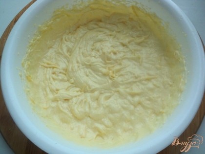 Масло комнатной температуры взбить с сахаром до бела. Затем, продолжая взбивать, добавить по одному яйца, натертый на мелкой терке сыр, сливки.
