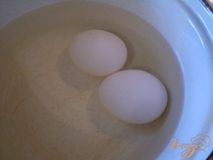 Отвариваем яйца 9-10 минут. Чистим, моем.