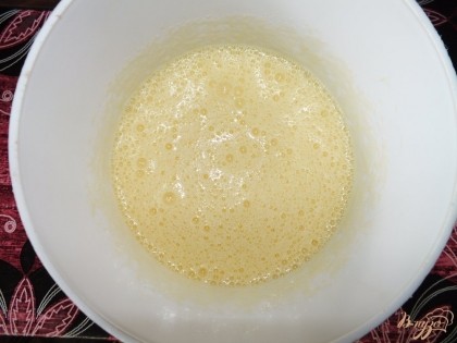 Яйца взбить с сахаром в белую пышную массу