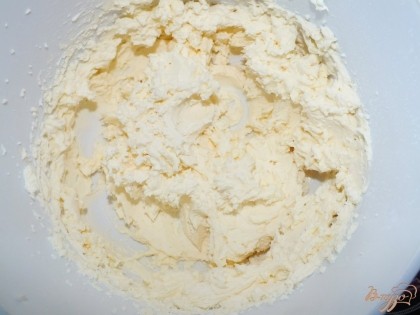 Тем временем делаем крем, взобьем сливки с сахарной пудрой до пиков, подмешаем сливочный творожный сыр