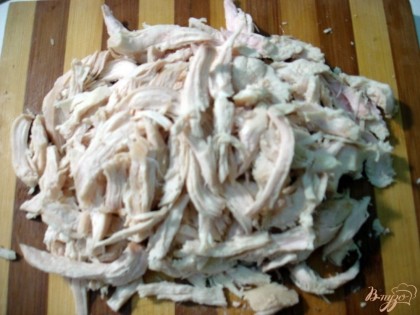 Куриное мясо нарезаем брусочками и отправляем в бульон.