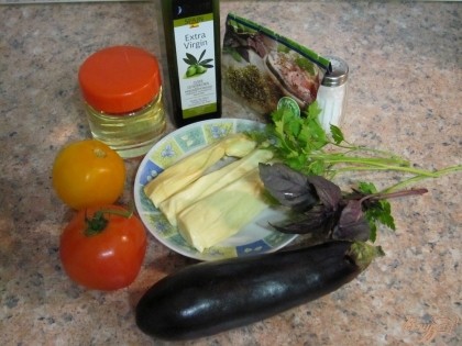 Подготовить продукты. Овощи и зелень помыть и обсушить.