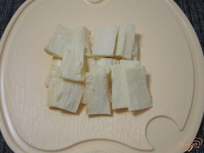 Сыр нарезать небольшими тонкими ломтиками.