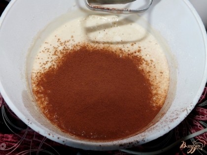 В тесто просеиваем какао (по рецепту было написано 4 ст. л., для тех кто любит пошоколаднее можно положить 4 ложки) и еще раз взбиваем