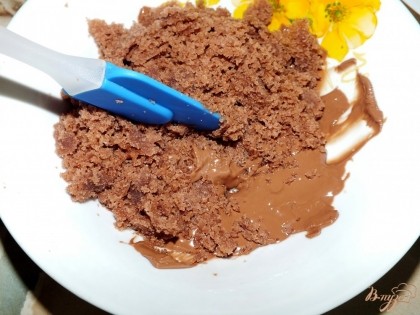 Из растопленного шоколада и бисквитной шоколадной крошки "замесим" "тесто", из "теста" слепим шарики