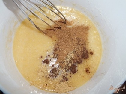 Затем добавляем медовую смесь и всыпаем корицу, мускатный орех и имбирь