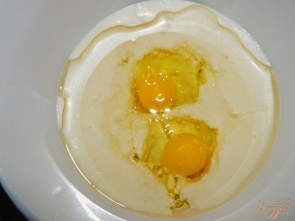 Простоквашу (кефир) соединить с маслом, солью и яйцами.