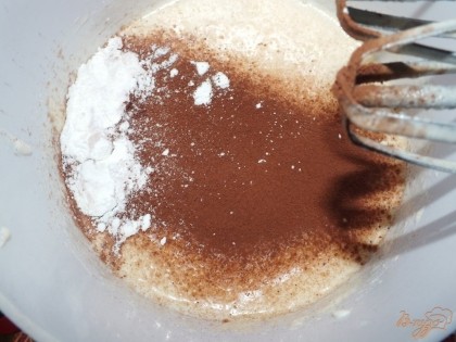 Добавим 2 ст.л. сахара, крахмал и какао (1-2 ст. л. по вкусу, сахар также можно регулировать по вкусу)