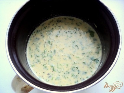 Зелень мелко порезать и добавить в тесто. Я еще добавила приправу «Итальянские травки» и сухой чеснок. Добавить также растительное масло, перемешать и оставить на 10-15 минут.