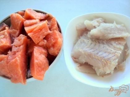 Филе семги и белой рыбы (у меня хек) порезать на небольшие кусочки и подмирозить в морозилке в течении 15 минут.