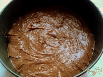 В оставшееся тесто добавить какао, размешать и выложить тесто в другую форму, можно меньшего диаметра, чем первая. Выпекать при температуре 180 градусов: белый корж 15 минут, шоколадный корж – 25 минут.