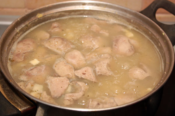 Когда картофель и крупа будут готовы — кладем в суп печень, соль и варим еще 5 минут.  Вот и все, суп можно подавать!