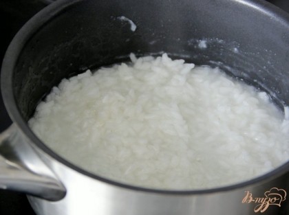 Отварить предварительно рис.
