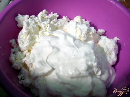 К творогу добавляем йогурт натуральный. Если его у вас нет, тогда добавьте в равных количествах сметану с майонезом.