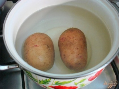 Картофель не очищая ставим вариться до полуготовности приблизительно на 10 минут. Охлаждаем.