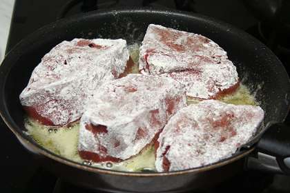 Во второй сковороде растопить сливочное масло и на медленном огне припустить в нем кусочки яблока, время от времени переворачивая.