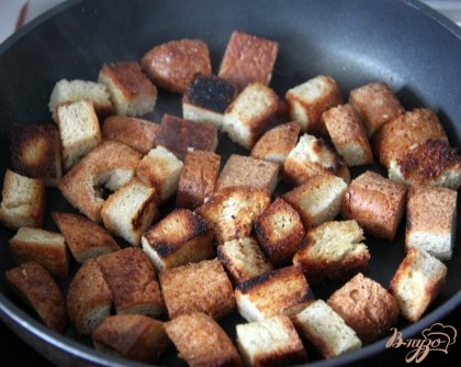 Хлеб нарезать кубиком и обжарить на сковороде с раст. маслом, чтобы получились гренки.