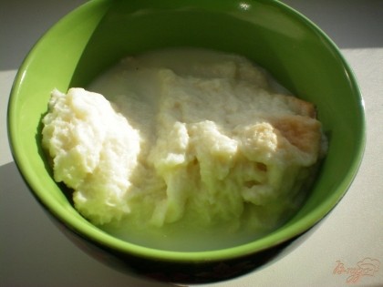 С белого хлеба убрать корочки и залить молоком, затем оставить на несколько минут ,а потом отжать.
