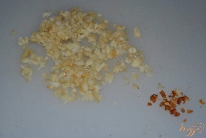 Нарезать мелко чеснок и острый перец(можно использовать любой другой перец, главное, чтобы был острый)