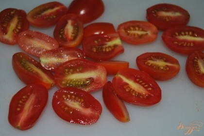 Нарезаем помидоры половинками