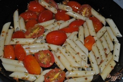 Готово! Добавляем макароны и 1-2 минуты тушим все вместе, добавляем специи(соль, травы) по вкусу.