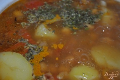 Готово! Добавить по вкусу соль и любые специи по вкусу. На фото: куркума, розмарин, орегано, перец чили, черный перец.Варить 20-30 минут на среднем огне, чтобы картофель хорошо разварился и суп стал густым.