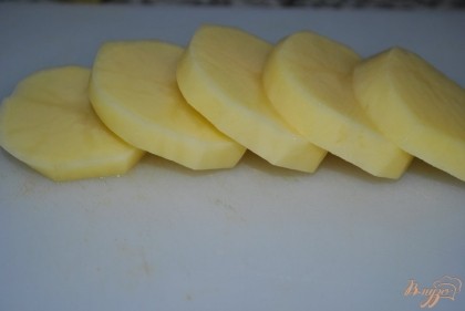 Картофель очистить, нарезать широкими кольцами