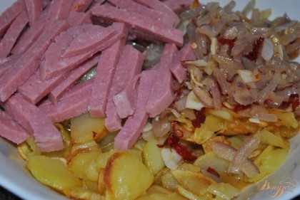 В миску к яйцам добавить жареный картофель и лук с чили и чесноком.