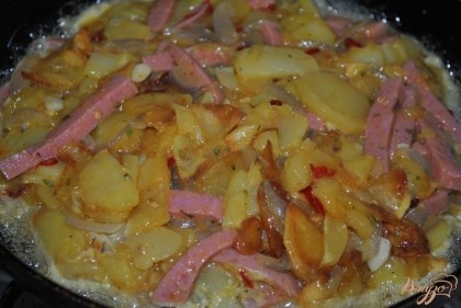 На разогретую сковороду где жарилась картошка выложить яично-картофельную смесь. Жарить на среднем огне, не мешая минуты 3-5.