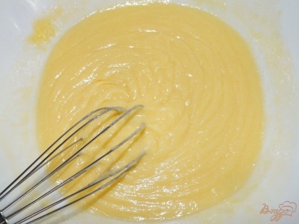 Масло растопить и влить в тесто.