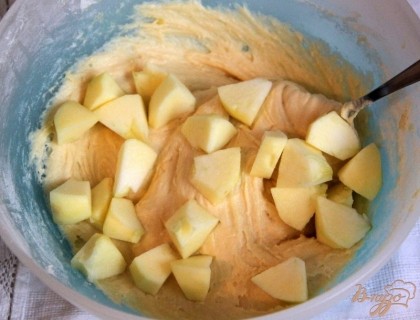 Яблоки очистить, нарезать крупным кубиком и ввести в тесто (яблок и теста получится практически одинаково)