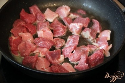 Разогреть 2 вида масла и обжарить до румяности мясо ( у меня был гуляш из свинины-говядины, но  лучше исп-ть  только свиной)