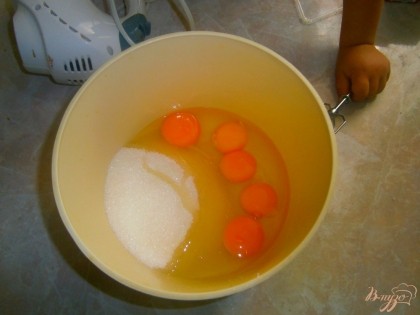 смешиваем сахар и яйца