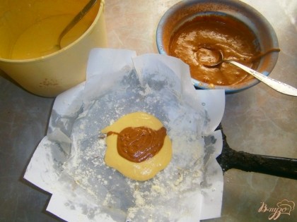 полученые смеси выливаем в середину форму по одной ложке чередуя какао и белую.