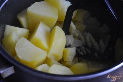 Картофель отварить до готовности, воду слить .Картофель размять в пюре.