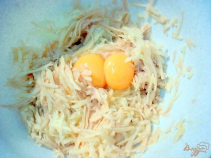 В картофель выбиваем 2 яйца.