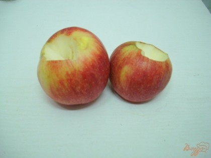 У нас 8 яблок, в общей сложности около 900 грамм. Вырезаем в них небольшую выемка и поставьте запекаться в духовку.