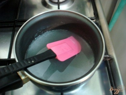 Четыре столовых ложки воды соединить с желатином растворить нагревая, но не довести до кипения.