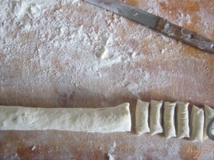 После того как наше тесто отстоялось его необходимо раскатать в колбаску нарезать кусочками 1-2 см, обвалять в муку и раскатать .