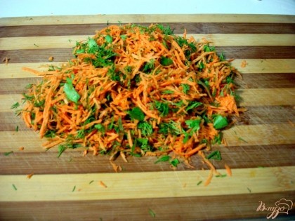 На доске нарезаем зелень и натираем на мелкой тёрке морковь, перемешиваем их.
