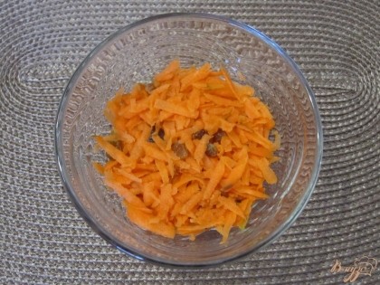 Теперь выложить салат слоями. Первый слой - морковь с изюмом.