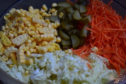 Уложить все овощи в салатник, добавить соломку из моркови. Отдельно раскалить до легкого дымка смесь из оливкового и орехового масел.Вылить на овощи и быстро перемешать. Соль и специи  добавляем по вкусу.