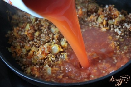 Смешать кипяток с томатной пастой. Гречку промыть и выложить в сковороду (чугунок) к зажарке), добавить разведённый томат + соль и перец. Варить на мал. огне ок. 20 мин.