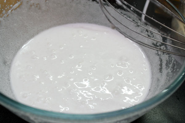 Как и в рецепте миндального печенья сначала хорошо взбиваем яичные белки, постепенно добавляя сахар.<p>Должна получиться густая устойчивая пена.