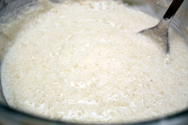 Очищаем миндаль, измельчаем его в блендере до мелкой крошке. Во взбитые белки добавляем рисовую муку и измельченный миндаль. <p>Получившееся миндальное тесто должно немного постоять (около 10 минут).