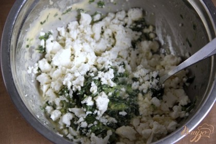 Добавить подготовленный шпинат и раскрошить сыр (кол-во определяйте - по вкусу и солёности). Тесто должно быть густым.